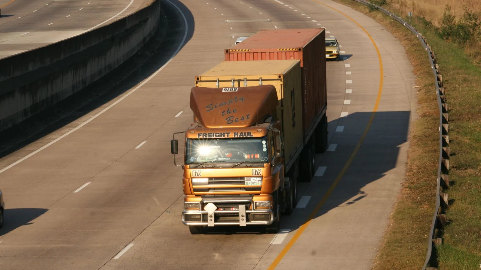Imagen ilustrativa de transporte y logística de mercancías