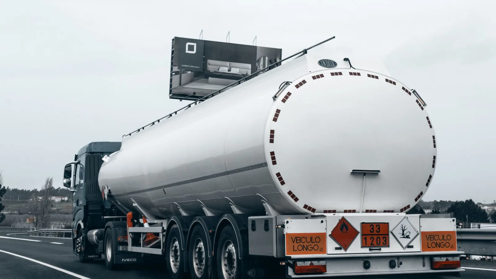 Imagen ilustrativa de transporte y logística de mercancías