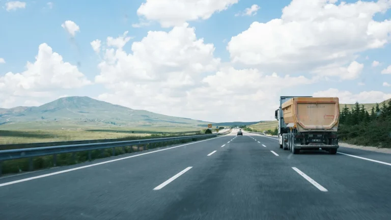 Imagen de transporte y logística profesional relacionada con el contenido