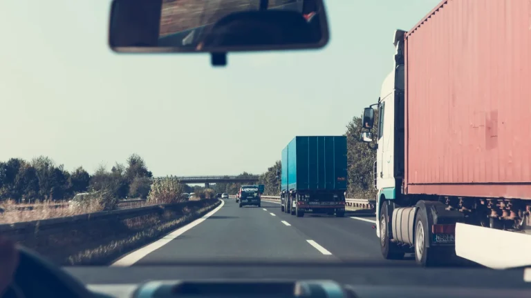Fotografía ilustrativa de la actualidad del transporte y logística profesional