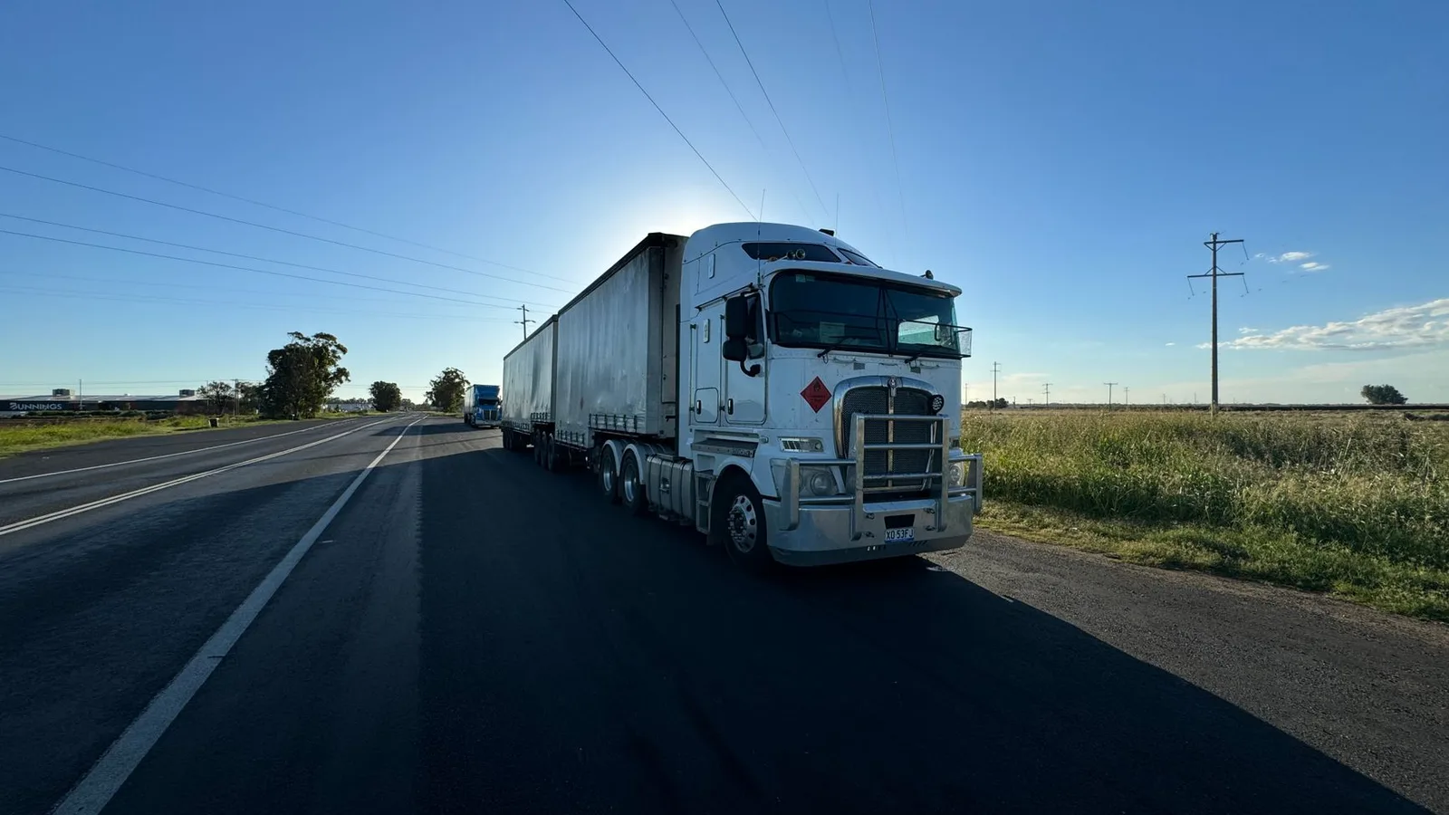 Camión de mercancías en una carretera, ilustración del transporte europeo
