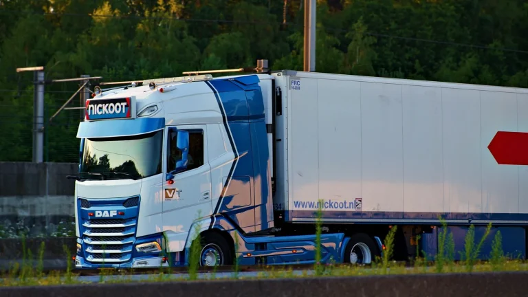 Fotografía ilustrativa de la actualidad del transporte y logística profesional