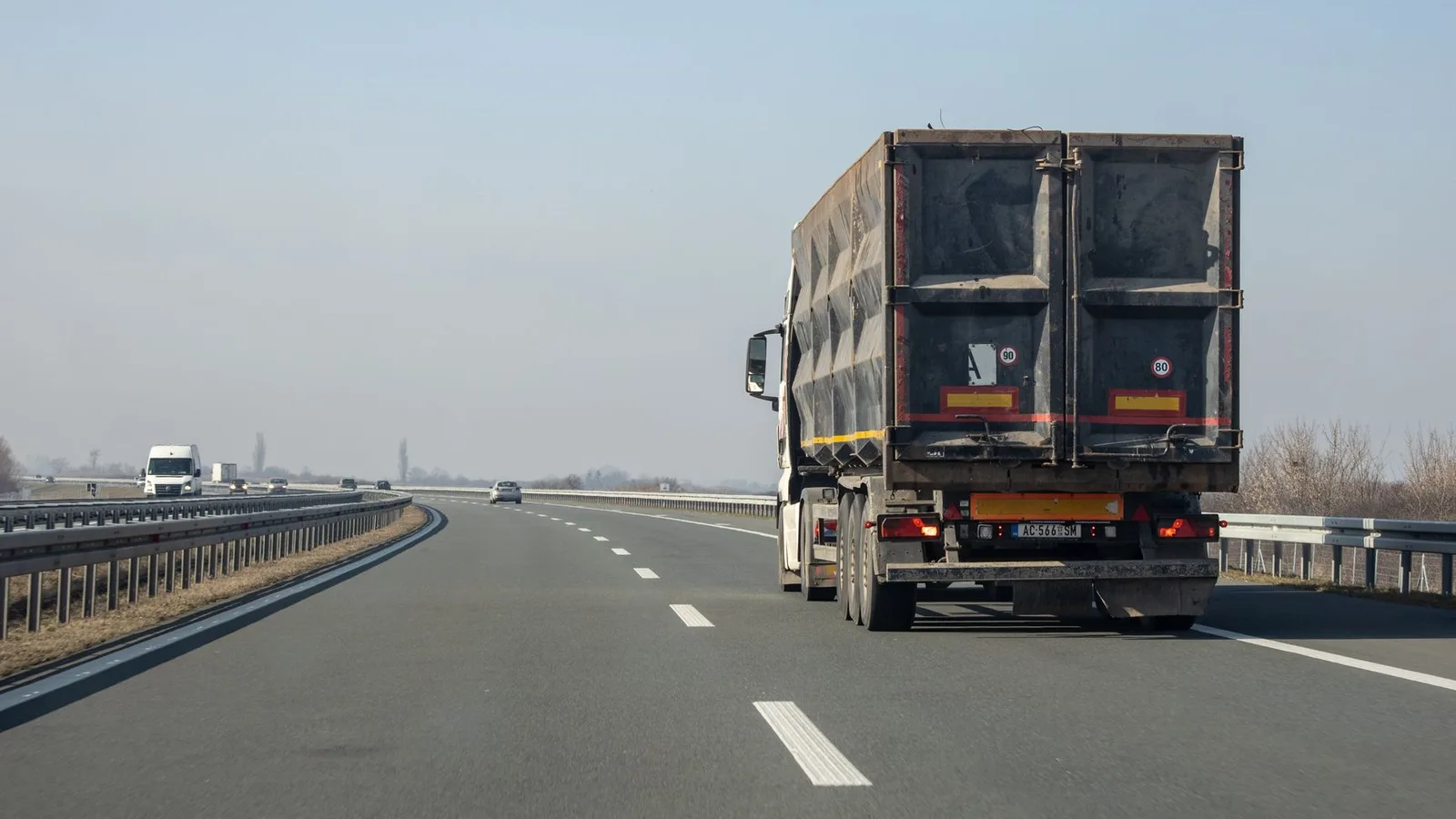 Fotografía ilustrativa de la actualidad del transporte y logística profesional