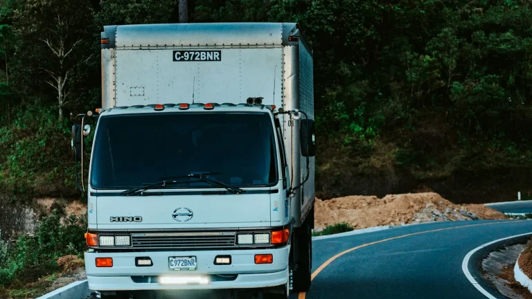Imagen ilustrativa de transporte y logística de mercancías