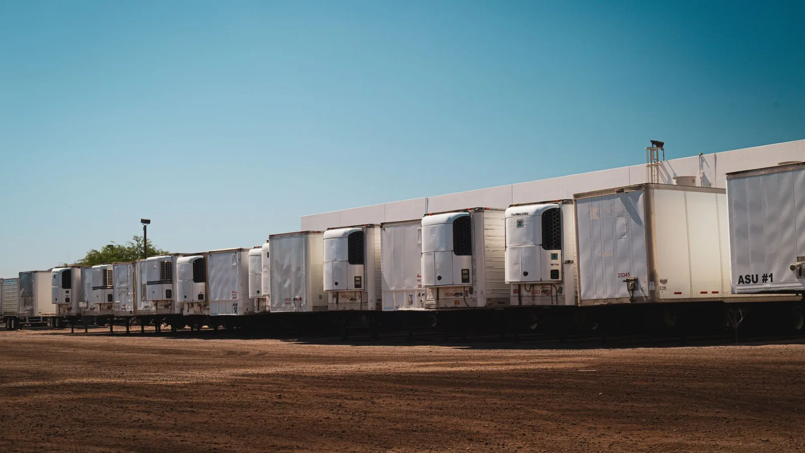 Fotografía de transporte vinculada a entregas alimentarias y conservación de mercancía